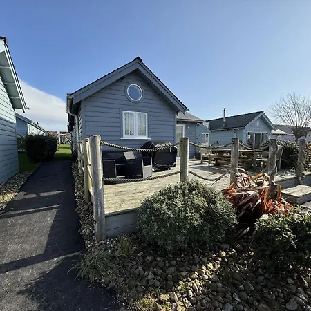 Blue Moon, The Bay, 2 Bedrooms With Ensuites, Parking For 2 Cars, 2 Dogs Welcome * Filey
