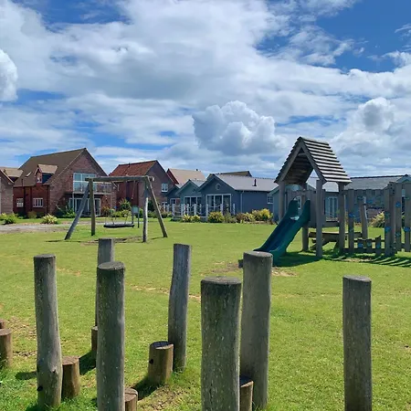 Blue Moon, The Bay, 2 Bedrooms With Ensuites, Parking For 2 Cars, 2 Dogs Welcome Holiday home Filey