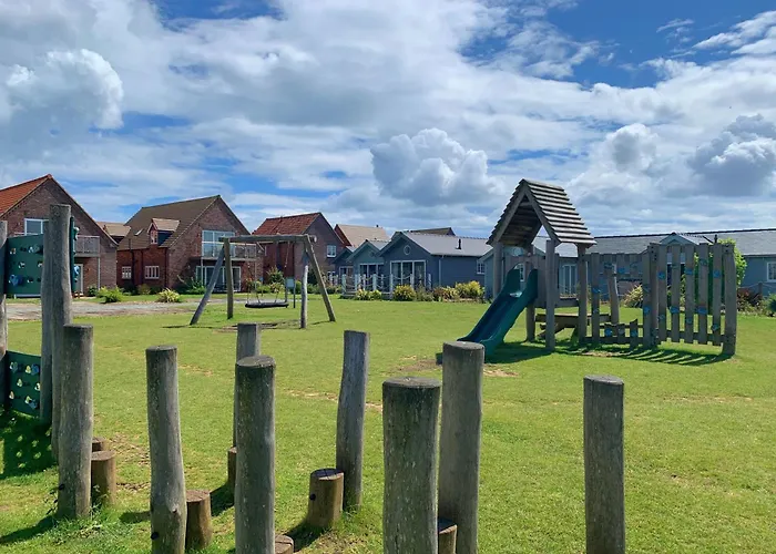 Blue Moon, The Bay, 2 Bedrooms With Ensuites, Parking For 2 Cars, 2 Dogs Welcome Holiday home Filey