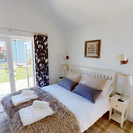 Blue Moon At The Bay Filey, Sleeps 4-5, 2 Dogs Welcome * Filey