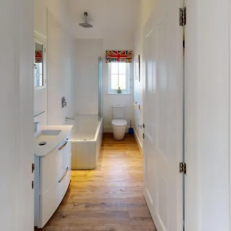 Blue Moon At The Bay Filey, Sleeps 4-5, 2 Dogs Welcome