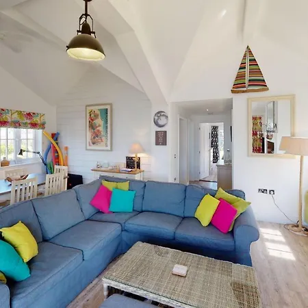 Blue Moon At The Bay Filey, Sleeps 4-5, 2 Dogs Welcome *